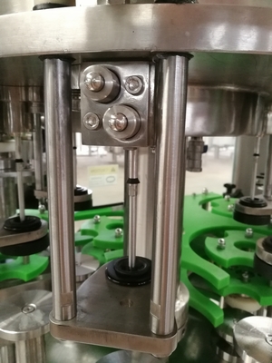 La machine de remplissage de bouteilles automatique Sus304 3 dans 1 pour la bière/a carbonaté la boisson