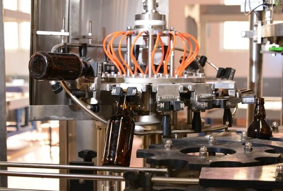3 dans 1 machine de remplissage de bouteilles Sus304 en verre pour la boisson carbonatée par brasserie de métier