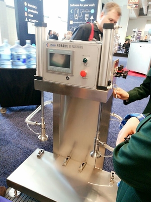 Opération manuelle remplissante d'équipement de barillet de bière de joint et de remplisseur de barillet de bière d'acier inoxydable