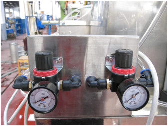 Opération manuelle remplissante d'équipement de barillet de bière de joint et de remplisseur de barillet de bière d'acier inoxydable