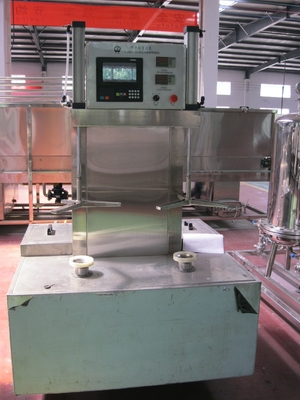 Les chefs de la puissance élevée deux emballant la chaîne de production mettent le remplisseur en tonneau 0Ml - 1000Ml de joint